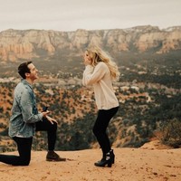 Lagi-lagi lamaran jadi momen tak terlupakan ketika dilakukan di ketinggian dengan latar belakang pemandangan yang indah. Foto: Dok. Brides.com