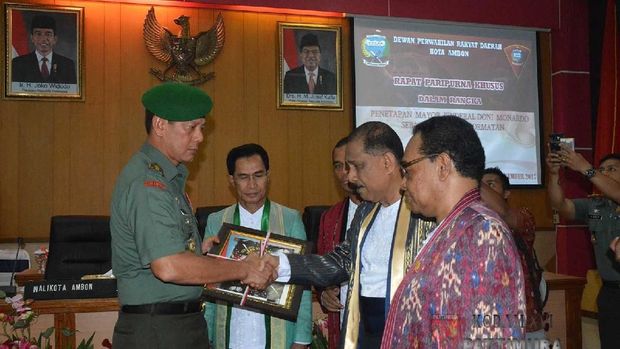 Pindah ke Kodam III, Mayjen Doni Dapat Gelar Warga Kehormatan Ambon