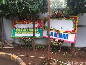 Bunga Papa Tiang Listrik di RSCM Kencana Dirusak Orang Tak Dikenal