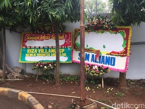Bunga Papa Tiang Listrik di RSCM Kencana Dirusak Orang Tak Dikenal