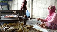 Kerupuk dipangggang samppai mengembang di atas bara (Raja/detikTravel)