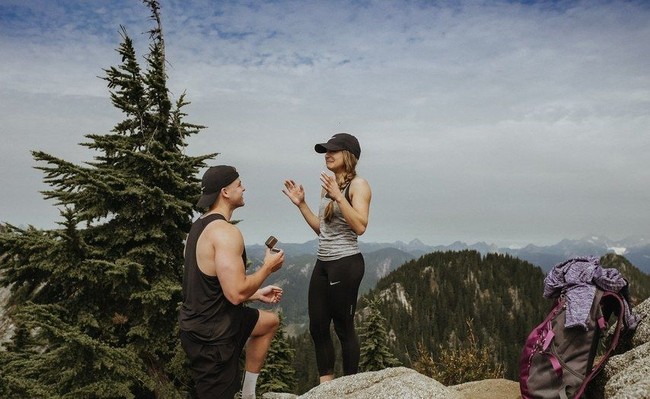 Aktivitas naik gunung bareng pasangan bisa berubah menjadi momen romantis ketika si dia melamar dengan latar belakang pemandangan yang spektakuler. Foto: Dok. Brides.com