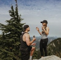 Aktivitas naik gunung bareng pasangan bisa berubah menjadi momen romantis ketika si dia melamar dengan latar belakang pemandangan yang spektakuler. Foto: Dok. Brides.com