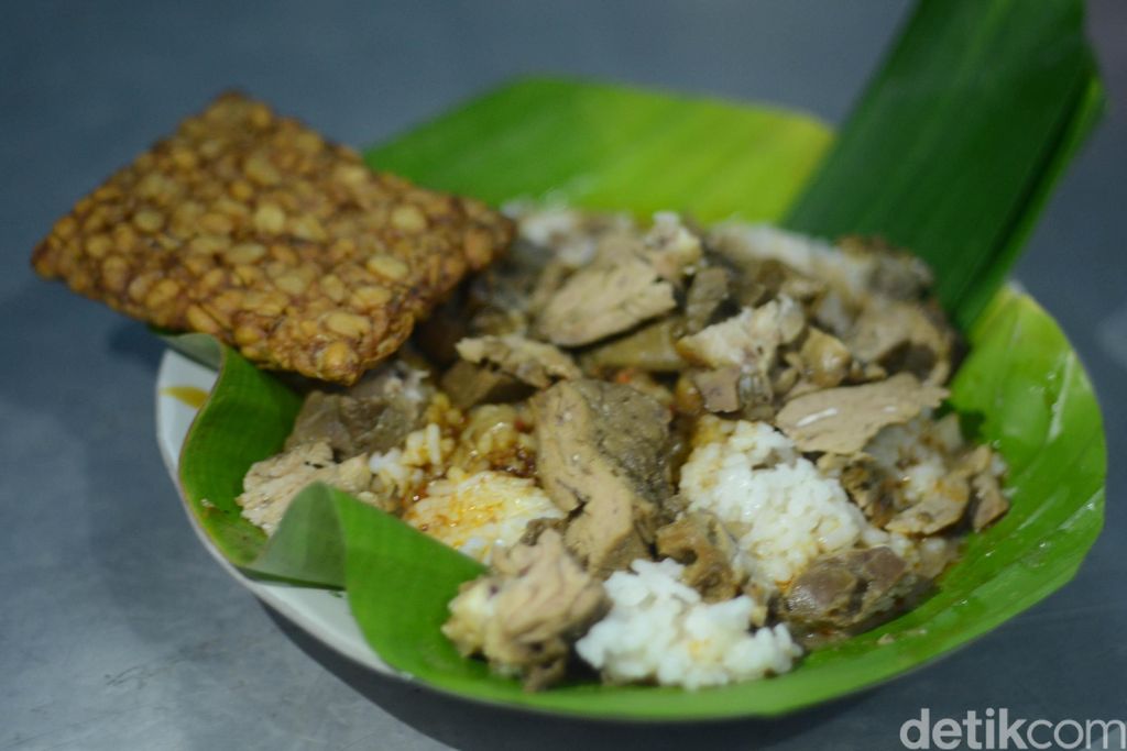 Nasi gandul, kuliner khas Pati. Disebut nasi gandul karena dulunya dipikul dagangannya