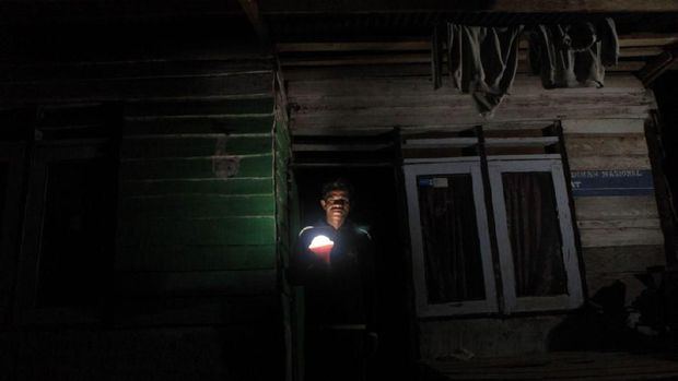 110 Lampu Tenaga Matahari Terangi Desa Sori Tatanga NTB