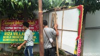 Namun sekuriti meminta karangan bunga yang bertuliskan papa tiang listrik ditutup. Foto: Indra Komara/detikcom