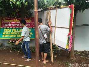 Karangan Bunga Papa Tiang Listrik Dipindah ke Parkiran Dekat Tiang