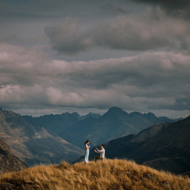 Melamar di atas bukit dengan pemandangan pegunungan yang begitu luas. Wanita mana yang akan menolak lamaran seperti ini? Foto: Dok. Brides.com 