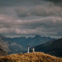 Melamar di atas bukit dengan pemandangan pegunungan yang begitu luas. Wanita mana yang akan menolak lamaran seperti ini? Foto: Dok. Brides.com 