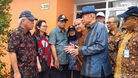 Para pejabat ini langsung mengecek salah satu rumah tipe 27 dengan luas 60 meter. Tidak segan, Budi Karya dan Basuki pun langsung memasuki rumah yang berkelir oranye ini.