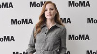 Jessica terlihat cantik dengan baju yang digunakannya. Foto: Kris Connor/Getty Images