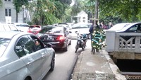 Ada yang menyempatkan membuka kaca mobilnya dan menfoto tiang lampu itu. Foto: Tsarina Maharani/detikcom