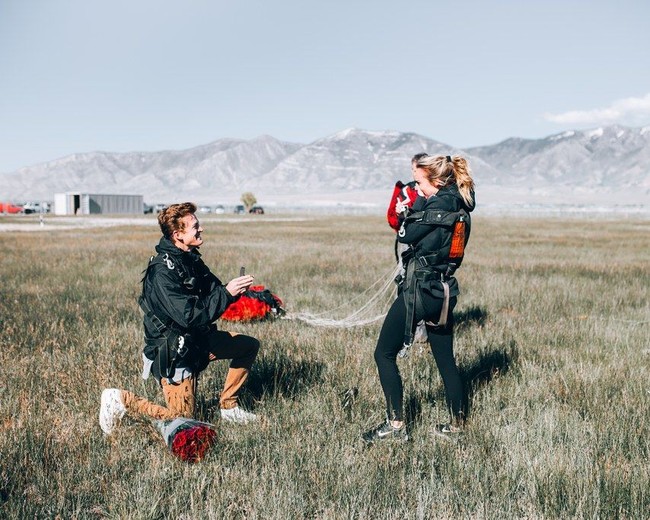 Melamar kekasih setelah mengakasa bersama dengan terjun payung. Foto: Dok. Brides.com