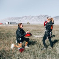 Melamar kekasih setelah mengakasa bersama dengan terjun payung. Foto: Dok. Brides.com