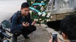 Tiang Lampu Novanto Jadi Spot Selfie Warga, Posenya Lucu-lucu
