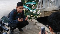 Ada yang bergaya ala orang berdoa. Foto: Tsarina Maharani/detikcom
