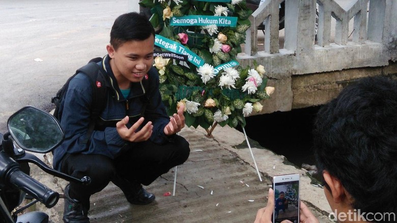 Respons Warga Soal Kecelakaan Novanto: Karangan Bunga hingga Selfie di Tiang Respons Warga Soal Kecelakaan Novanto: Karangan Bunga hingga Selfie di Tiang