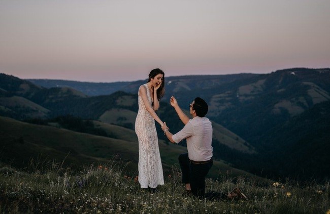 Melamar kekasih di atas bukit dengan pemandangan spektakuler tentu akan jadi momen yang tak terlupakan. Foto: Dok. Brides.com