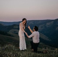 Melamar kekasih di atas bukit dengan pemandangan spektakuler tentu akan jadi momen yang tak terlupakan. Foto: Dok. Brides.com