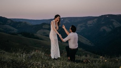 Jangan Baper, 13 Foto Lamaran Ini Romantis Banget