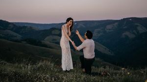 Jangan Baper, 13 Foto Lamaran Ini Romantis Banget