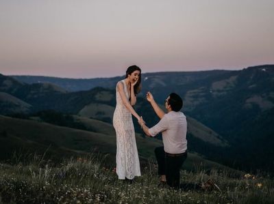 Jangan Baper, 13 Foto Lamaran Ini Romantis Banget