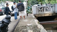 Ada juga yang menabur bunga. Foto: Tsarina Maharani/detikcom