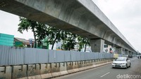 Proyek LRT Jakarta Kelapa Gading-Velodrome sepanjang 5,8 km yang menghubungkan Rawamangnun-Jakarta Timur itu dalam proses penyelesaian. Informasi pada November 2017 konstruksinya mencapai 43, 14%. (Abraham Arthemius/detikcom).