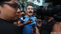 Pengacara Setya Novanto, Fredrich Yunadi mengatakan kliennya masih lemah. Ketua DPR itu terus tidur di atas ranjangnya.