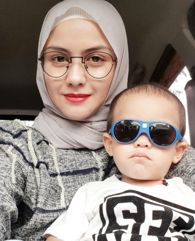 Revalina S. Temat memutuskan berhijab setelah umroh bulan Februari 2017 di usianya ke-31 tahun. Suaminya sempat memastikan beberapa kali soal keyakinannya ini, agar ia lebih mantap dengan keputusannya. Bintang Perempuan Berkalung Sorban ini pun yakin dengan keputusannya, karena merasa sudah waktunya ia berhijab dan mendekatkan diri dengan Sang Khalik. Foto: Instagram