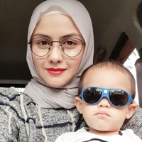 Revalina S. Temat memutuskan berhijab setelah umroh bulan Februari 2017 di usianya ke-31 tahun. Suaminya sempat memastikan beberapa kali soal keyakinannya ini, agar ia lebih mantap dengan keputusannya. Bintang Perempuan Berkalung Sorban ini pun yakin dengan keputusannya, karena merasa sudah waktunya ia berhijab dan mendekatkan diri dengan Sang Khalik. Foto: Instagram