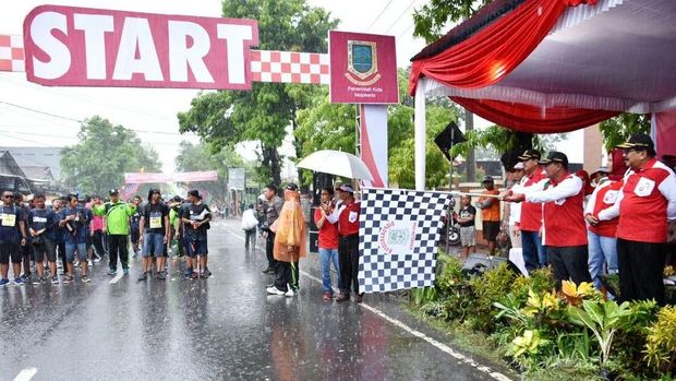 Kirab Bendera Ramaikan Gerak  Jalan  Perjuangan Mojosuro