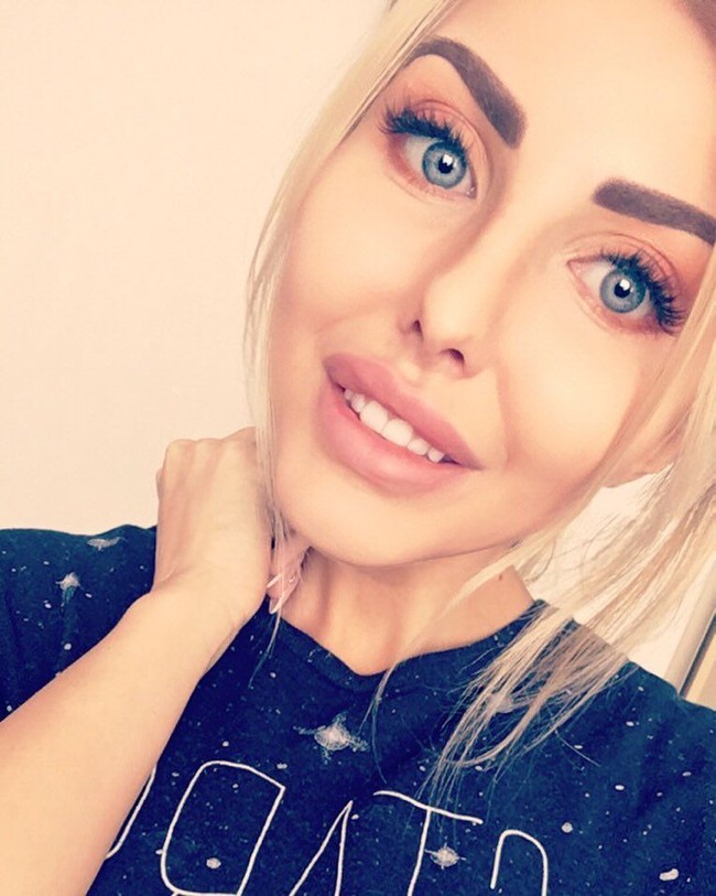 Di akun Instagram itu, Anda bisa menemukan foto Annela ketika belum terlalu terobsesi menjadi Barbie seperti sekarang. Foto: Instagram Anella An