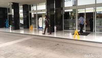 Hanya tampak beberapa petugas dari RSCM yang berada di depan lobby masuk.
