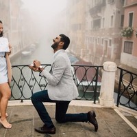 Indah dan berkesan, melamar pasangan di atas jembatan di antara kanal-kanal Venesia yang tengah berkabut. Foto: Dok. Brides.com