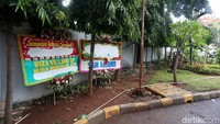 Namun, karangan bunga tersebut langsung dibuang ke halaman belakang.