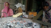 Ada dua warna pilihan kemplang yang tersedia, yakni kuning dan putih. Selain dipanggang di atas bara api, ada pula yang dipanggang menggunakan pasir (Raja Adil/detikTravel)