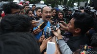 Novanto menurut Fredrich saat ini hanya ditunggui ajudan. Istri Setya Novanto, Deisti Astriani Tagor, tidak ada di lokasi.