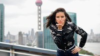 Adriana Lima sudah berada di Shanghai untuk acara Victorias Secret Fashion Show. Sebelum tampil, model seksi itu kasih ciuman untuk kalian.  Foto: Matt Winkelmeyer/Getty Images for Victorias Secret