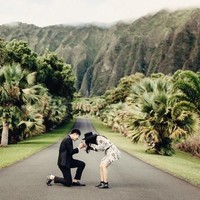 Melamar pasangan di jalanan yang kosong dengan latar belakang pemandangan menakjubkan. Foto: Dok. Brides.com