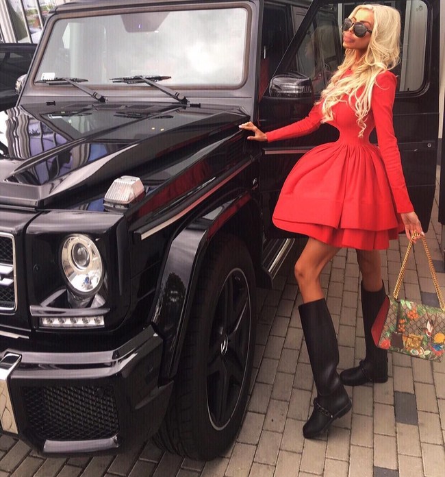 Bukan hanya wajah, bentuk tubuh wanita 25 tahun itu juga jadi terlihat kurang alami. Ingin mengikuti Barbie, Annela tampil dengan tubuh kurus dengan payudara besar. Foto: Instagram Anella An