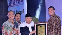 Ketua MUI KH. Maruf Amin menyerahkan penghargaan Halal Top Brand 2017 untuk kepada Andrew Hallatu - Public Affairs & Community Manager Coca-Cola Indonesia.