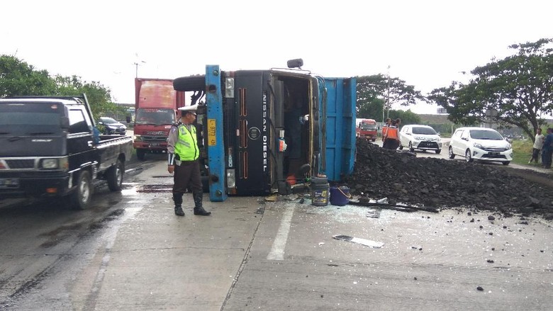 Truk Angkut Batu Bara Terguling, Muatannya Berserakan di Tol Truk Angkut Batu Bara Terguling, Muatannya Berserakan di Tol