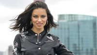Adriana Lima masih menjadi angel yang menarik perhatian. Tubuh seksi dan wajahnya yang punya karakter menjadi kelebihannya. Foto: Matt Winkelmeyer/Getty Images for Victorias Secret
