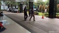 Suasana di lobby RSCM Kencana yang masih sepi.