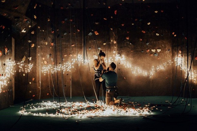 Area panjat tebing juga bisa diubah jadi tempat lamaran romantis seperti di foto ini. Foto: Dok. Brides.com