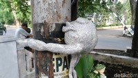 Ini mainan yang diikatkan di tiang lampu ini. Foto: Tsarina Maharani/detikcom