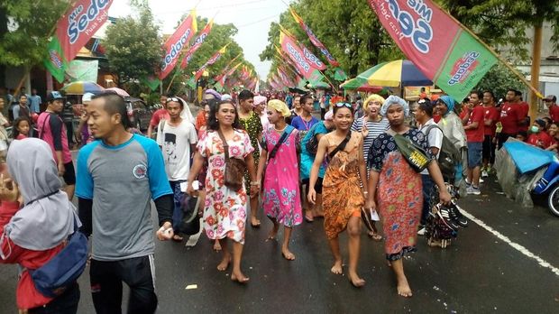 Kirab Bendera Ramaikan Gerak  Jalan  Perjuangan Mojosuro