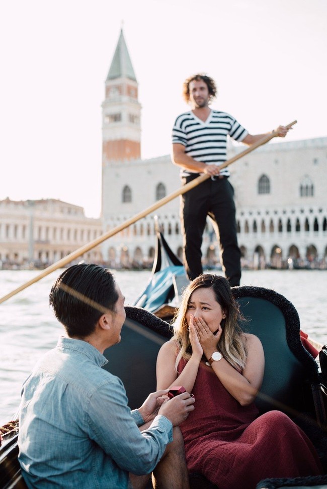 Melamar sambil naik Gondola di Venesia, rasanya seperti kisah dongeng ya? Foto: Dok. Brides.com