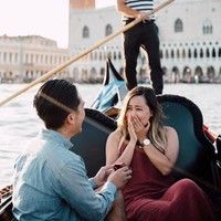 Melamar sambil naik Gondola di Venesia, rasanya seperti kisah dongeng ya? Foto: Dok. Brides.com